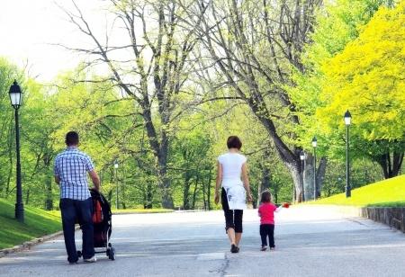 Lebensversicherung – Familie geht spazieren