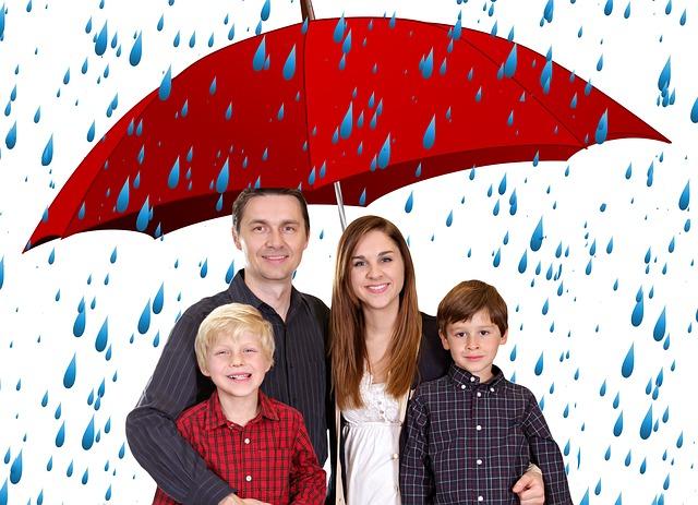  Rechtsschutz – Familie unter einem Regenschirm